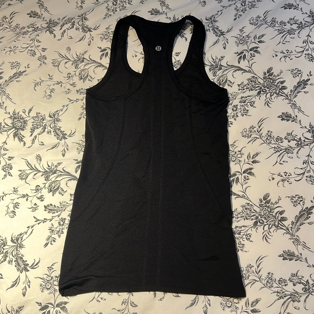 Lululemon black womens tank top size 2 maybe 4?